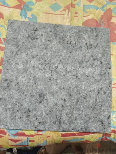 بلاطات موكيت مقاس 50x50 بحاله ممتازة يوجد كمية