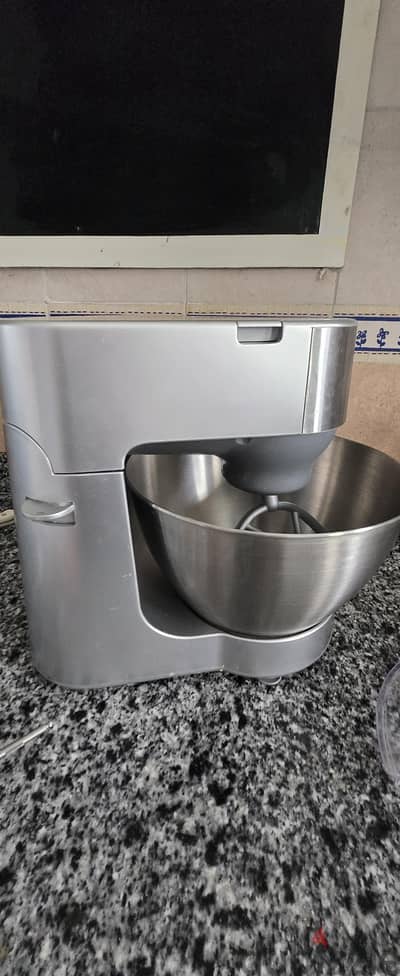 عجانة و ميكسر kenwood.