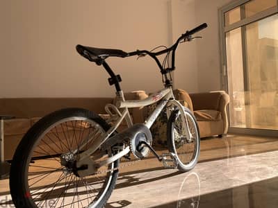 عجلة ابو الجوخ جديدة استعمال خفيف جداً  20” BMX Freestyle Bike – White