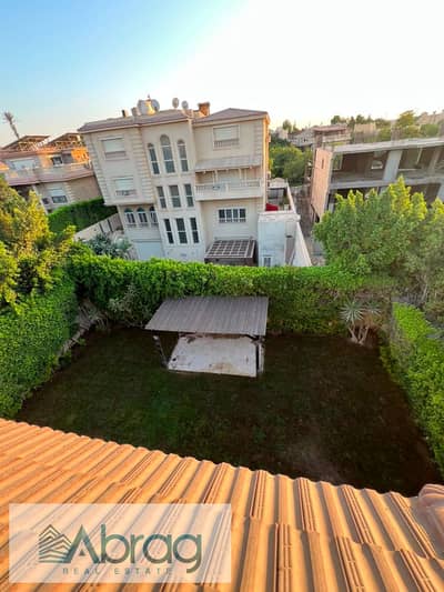 Villa for rent, 350 sqm, featuring 4 rooms, a kitchen, and air conditioning; located in Mena Garden City Compound, 6th of October City.