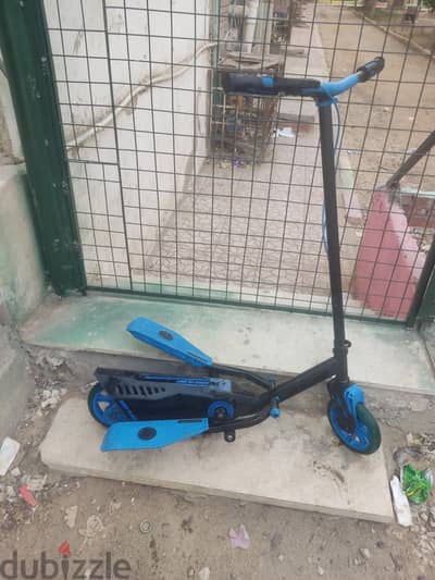 هذا السكوتر هو سكوتر نيون فلاير (Neon Flyer) ذو البدالات