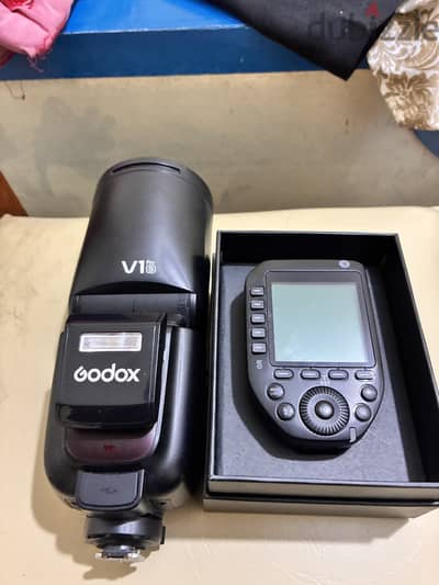 فلاش : Godox v1pro s استخدام ٤ مرات بلعدد معاه الكرتونه وكل مشتملاته