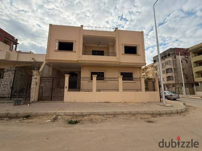 Villa for sale in the golf area, semi-finished, two floors and a basement, with the entire building area.