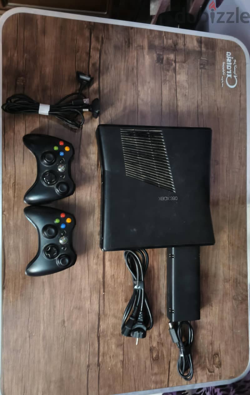 xbox 360 slim 23 Games CD and 2 controllers 1