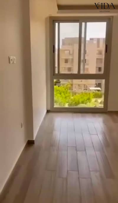 شقة فاخرة للبيع في Creek Park بمساحة 205 متر وتشطيب عالي جدًا وإطلالة مميزة على جنينة الكمبوند في لوكيشن قوي داخل المشروع