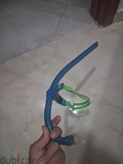 سنوركل سباحة بحالة ممتازة ٣٠٠