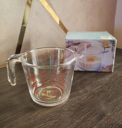 كوب (أو إبريق) معياري مدرج مصنوع من الزجاج