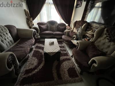 انترية مكون من كنبه ٣ وكنبة ٢ و٢ فوتيه وترابيزة وكسوة
