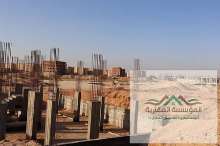 قطعة أرض مميزة للبيع – أكتوبر الجديدة   فرصة استثمارية وسكنية مميزة في موقع قوي جدًا، بالقرب من طريق الواحات وكمبوند بادية بالم هيلز.
