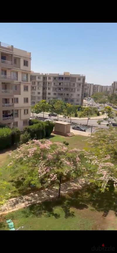 For rent in Madinaty, a 103 sq m apartment with special finishes, consisting of 3 bedrooms and 2 bathrooms, with a garden view, at a reasonable price.