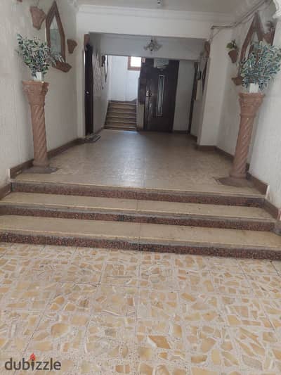For rent in Kafr Abdo, steps to Al-Lumbii, 140m, ground floor suitable for a kindergarten or any activity