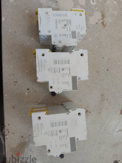 قواطع Schneider Electric أصلية جديدة – 2×80A C120N + 1×50A iC60N