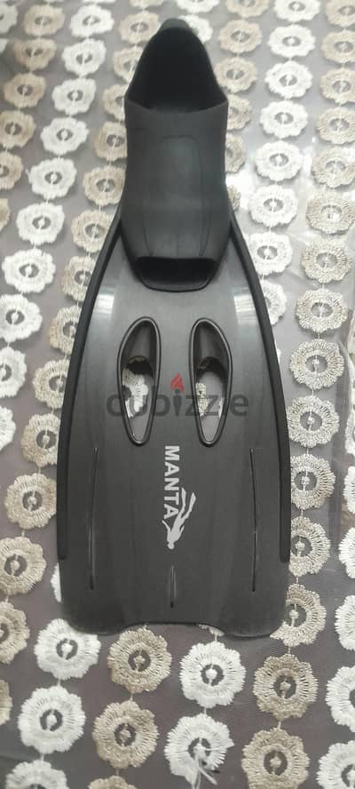 زعانف manta للبيع بي حاله ممتازه مقاس 38,39