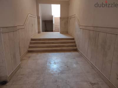 شقة بطنطا امام جامعة الأزهر بسبرباى مدخل رخامى و شارع مرصوف بالبلاط