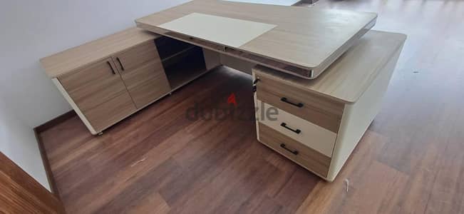 مكتب مدير جديد بالكامل