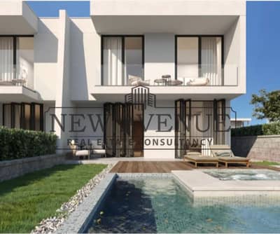 تاون هاوس للبيع تشطيب كامل في دايركشن وايت رأس الحكمة الساحل الشمالي من شركة أرابيلا Arabella Developments  الموقع: الكيلو 192، رأس الحكمة، الساحل