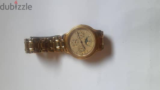 ساعة تيتان كلاسيك ذهبية بفازات القمر والأيام (Titan Moonphase Classic)