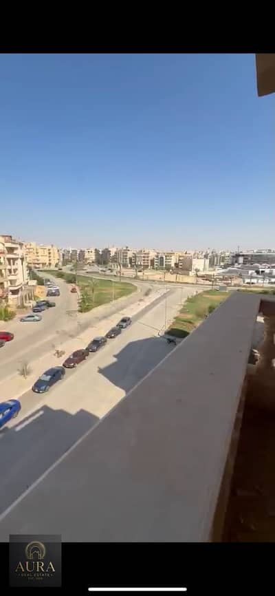 شقه للبيع في اللوتس الجنوبيه نص تشطيب ١٦٦ متر سعرها ٤مليون ونص والتقسيمه عليهم  ٣غرف واتنين حمام دور رابع مش اخير