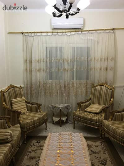 مدينه الشيخ زايد  الحى الاول  المجاوره الثالثه عمارات البنك  امام بيل فيل  ارضى مرتفع جدا ناصيه واجهه  بحريه شرقيه  ٨٦ متر  ٢ حجره بها ٤ سرير  ٢ حمام  ريسبشن  مطبخ  بلكونه  مكيفه بالكامل ٣ تكييف  انتركم عماره راقيه اسريه هاديه مدخل رخام   اثاث نظيف جدا