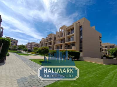 شقة أرضية للبيع في فيفث سكوير  160 م² + حديقة 70 م²