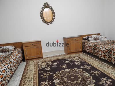 شقة للايجار الحي الاول 3غرف  1حمام  ريسبشن  مفروشه بل كامل  مطلوب 16 بجور جميع الخدمات