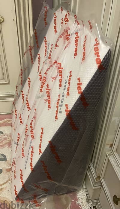 Wedge pillow من ricrac للبيع بحالة ممتازة