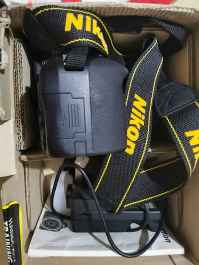 كاميرا احترافية نيكون Nikon D3300 كسر زيرو للبيع بالكرتونة