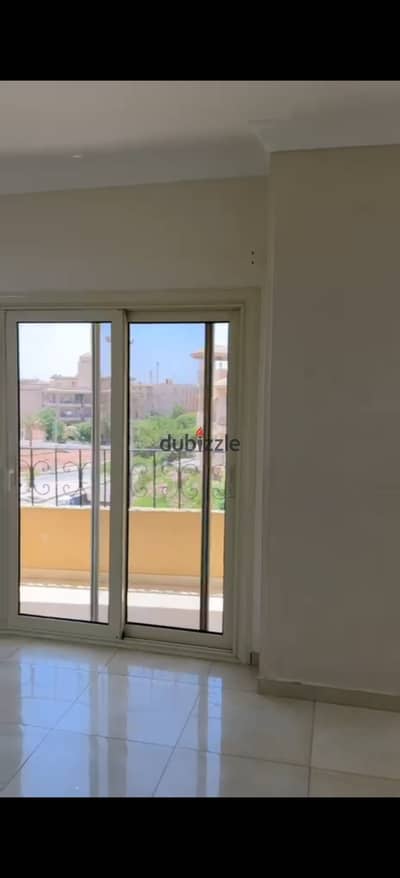 شقة للايجار بالحى تامن بالشيخ زايد 180متر بها غاز وتليفون دور تانى تتكون من 3,نوم و2 حمام وريسبشن أمامية