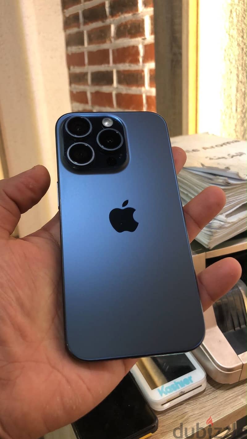 Apple - iPhone 15 Pro storage 1 Tera 4