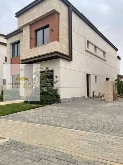 فيلا للبيع بسعر الكاش بجاردن كبيرة  في الجولدن سكوير بالقرب من الجامعة الامريكية والنادي الاهلي في التجمع الخامس