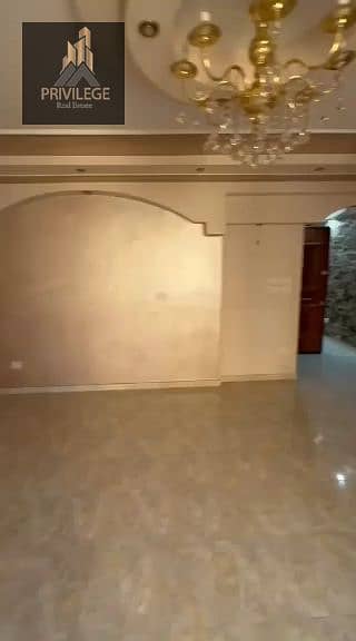 شقة للإيجار السكني في موقع مميز في شارع الخمسين الرئيسي . . توجد جميع الخدمات و بالقرب من طرق رئيسية