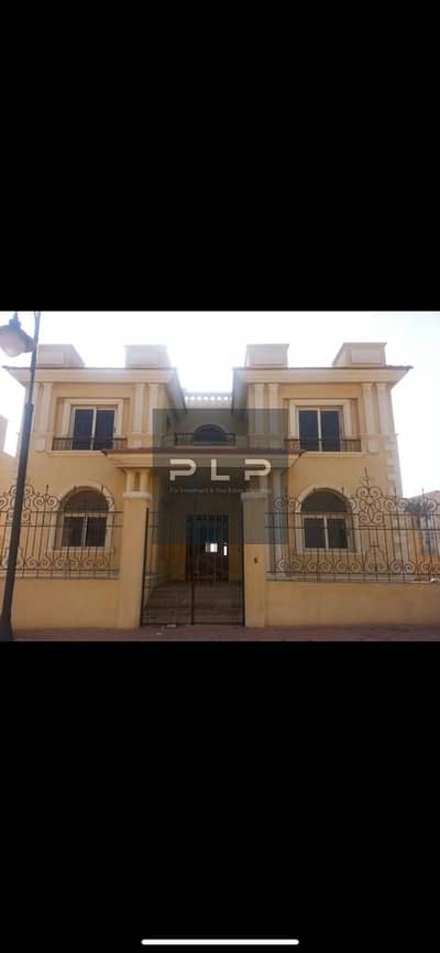 Corner standalone villa for sale in Fountain Park Compound; open view, ready to move, and an exceptional price.
