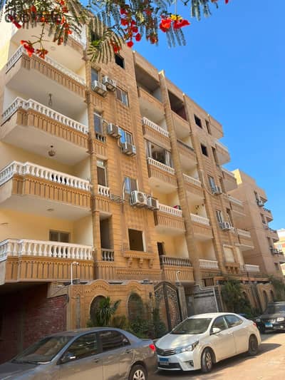 175-meter apartment, first gate facade