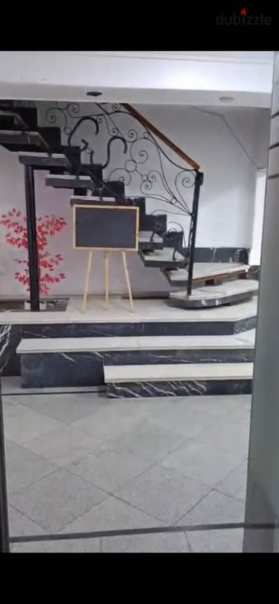 Duplex apartment for rent suitable for educational center or clinic at a competitive price on Al-Masaha Square in Dokki - شقة دوبلكس للايجار تصلح سنتر تعليمى او مركز عيادات بسعر مميز على ميدان المساحة بالدقى
