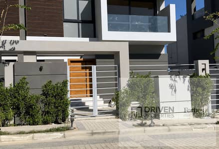 استلام فوري توين هاوس متشطب بالكامل للايجار بالمطبخ و التكيفات في باتيو الزهراء كمبوند Patio El Zahraa Compound الشيخ زايد الجيزه