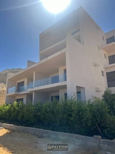 Beachfront chalet ready for viewing in the prestigious Baymont Ain Sokhna community, second floor, Ain Sokhna. High-end finishing + full sea view.