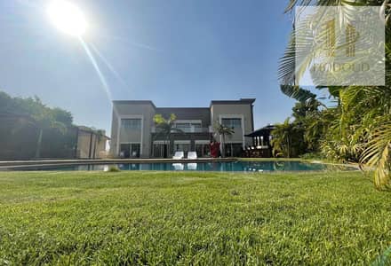 Luxury villa for rent in Katameya Heights, Fifth Settlement – New Cairo. Features a large swimming pool, spacious garden, high-end finishing