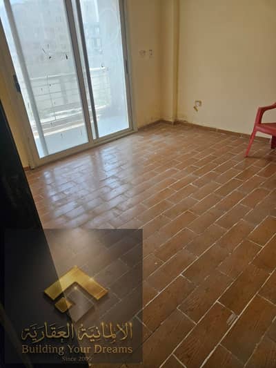 For sale, an apartment in Dar Misr Al-Andalus 70, building next to the American University, the German University, Future University, and Life University. A few minutes from South Teseen Street, the Air Hospital, the Banks Complex, and Hyde Park.