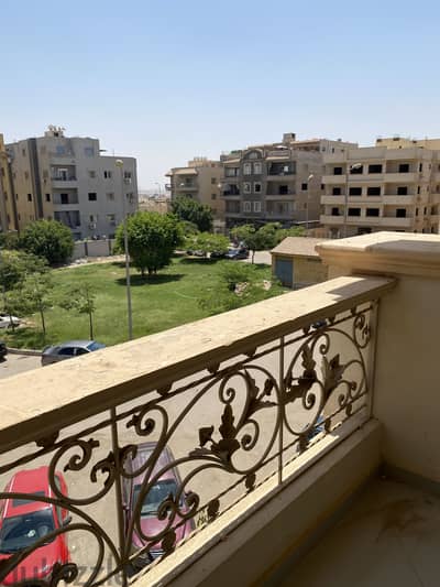 من المالك شقة للبيع ٢٤٠ متر في الشيخ زايد الحي ١٦