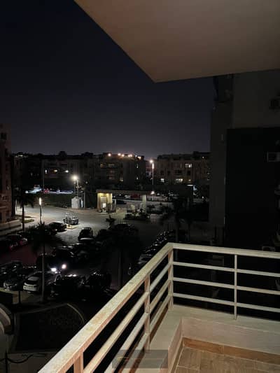 للإيجار شقة مفروشة بالكامل في جنة زايد 1 – الشيخ زايد فيو مفتوح ومباشر على حمام السباحة، ومجهزة بالكامل وجاهزة للسكن فورًا