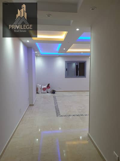 شقة مميزة للإيجار السكني الفاضي في المعراج العلوي. . موقع حيوي بالقرب من طرق رئيسية و الدائري و مساحة كبيرة و عملية