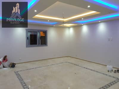 شقة  للإيجار في المعراج العلوي سكني فاضي موقع حيوي قريبة من طرق رئيسية و الدائري و مساحة كبيرة و عملية