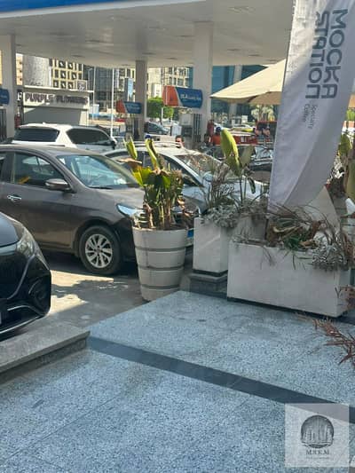 Shop for rent inside a gas station directly on 90th Street, suitable for a takeaway restaurant. The shop has a 60-square-meter area and an additional