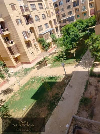 شقة للبيع في الإسكان الاجتماعي، 90 متر، 3 غرف وحمام ومطبخ وريسبشن، دور رابع، بجوار الخدمات والمولات، مطلوب 1,400,000 جنيه.