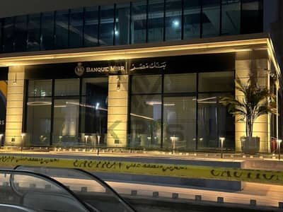 مكتب 80م للبيع اداري ب أميز مبني اداري شارع التسعين الرئيسي - امام سوديك و الجامعه الامريكيه  - جولدن جيت ريدكون - التجمع الخامس - القاهره الجديده