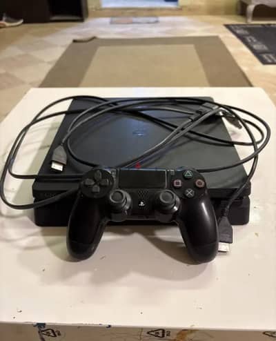 للبيع: بلايستيشن 4 سليم (PS4 Slim)
