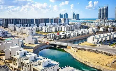 شقة للبيع تشطيب فاخر استلام فوري تطل على ابراج العالمين مباشرة