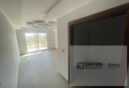 استلام فوري توين هاوس متشطب بالكامل للبيع بالمطبخ و التكيفات في ذا كراون بالم هيلز The Crown Palm Hills بالقرب من جولف اكستينشن 6اكتوبر الجيزه