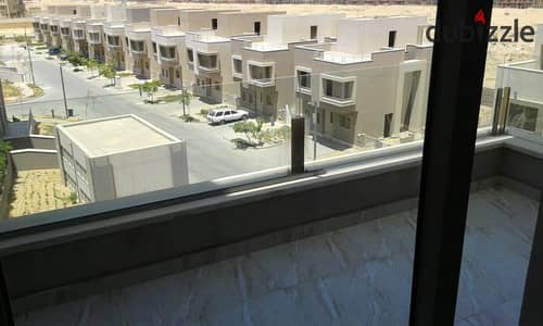 شقه لايجار بكمبوند فيلدج جيت بالم هيلز القاهرة الجديدة  المساحة 174متر دور تالت باسنسير  2نوم منهم غرفة ماستر 2حمام ريسبشن كبير مطبخ راكب 2تكيف بلغرف