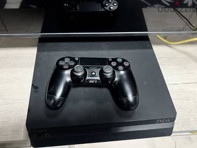 جهاز ps4 500gb سوفت 13.52 حالة ممتازة و متفتحش قبل كده و بالكرتونة